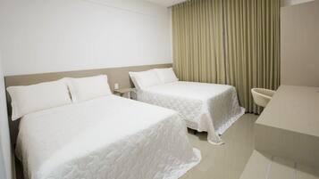 Quarto superior | Frigobar, cofres nos quartos, escrivaninha, cortinas blackout