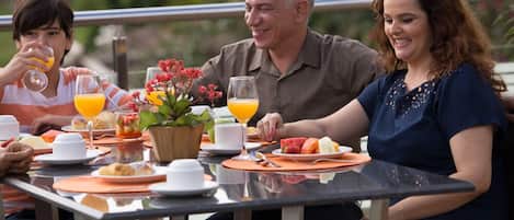 Free daily buffet breakfast