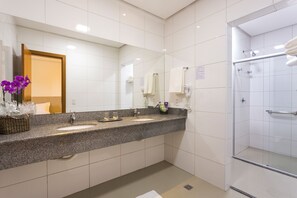 Habitación ejecutiva, 1 habitación | Baño | Artículos de higiene personal gratuitos, secador de pelo y toallas