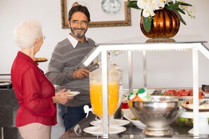 Buffet déjeuner gratuit tous les jours