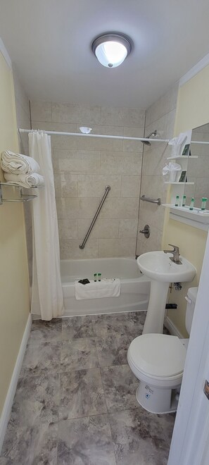 Standaard kamer, 2 queensize bedden | Badkamer | Een bad/douchecombinatie, gratis toiletartikelen, handdoeken