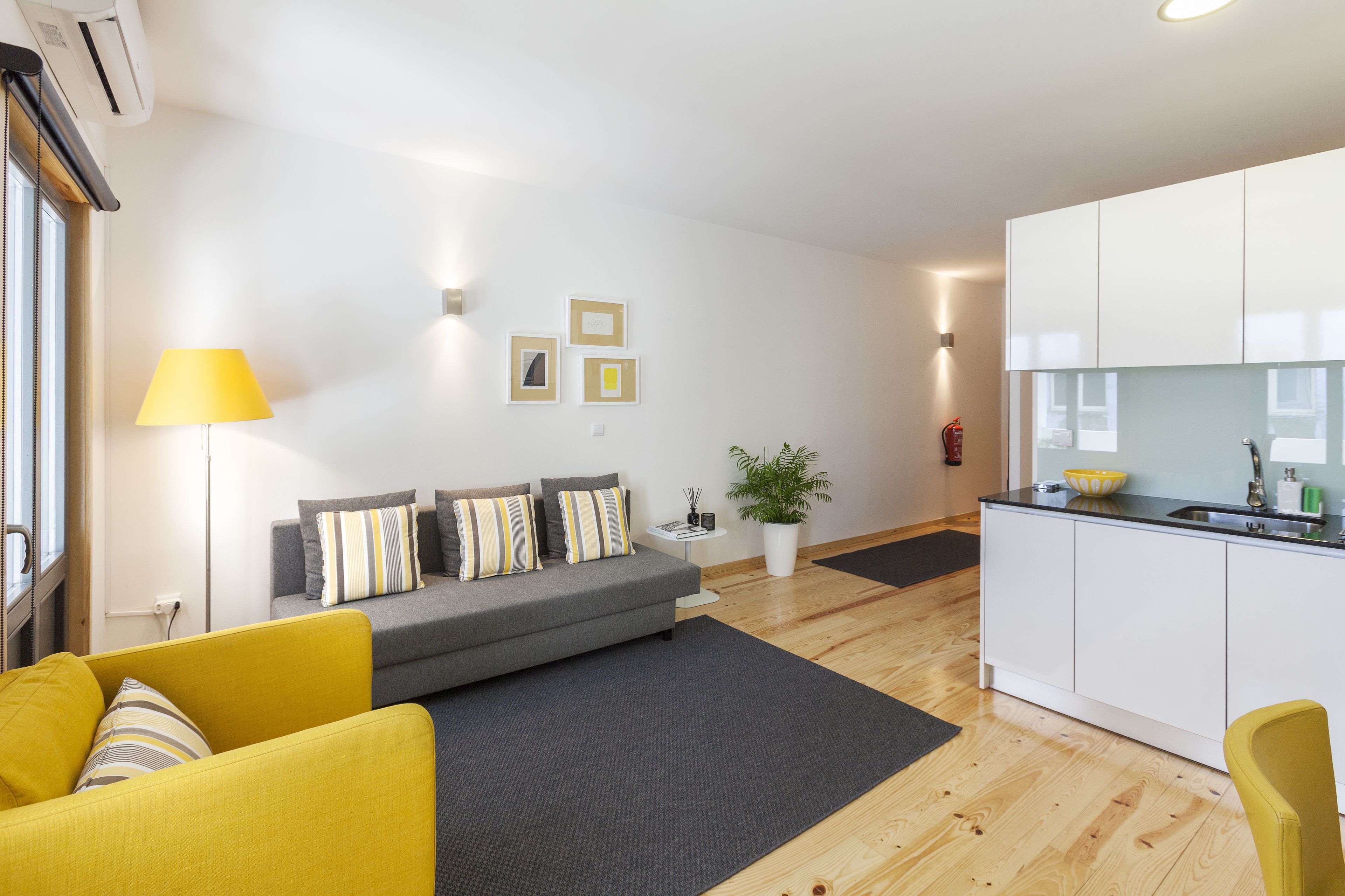 Un appartement moderne comprenant un espace de vie, une cuisine et un coin repas.