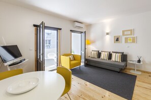 Premium Studio, Balcony | Living room | Flat-screen TV - BO - Almada 340 (Porto)