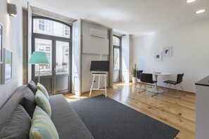 Premium Studio, City View | Living room - BO - Almada 340 (Porto)