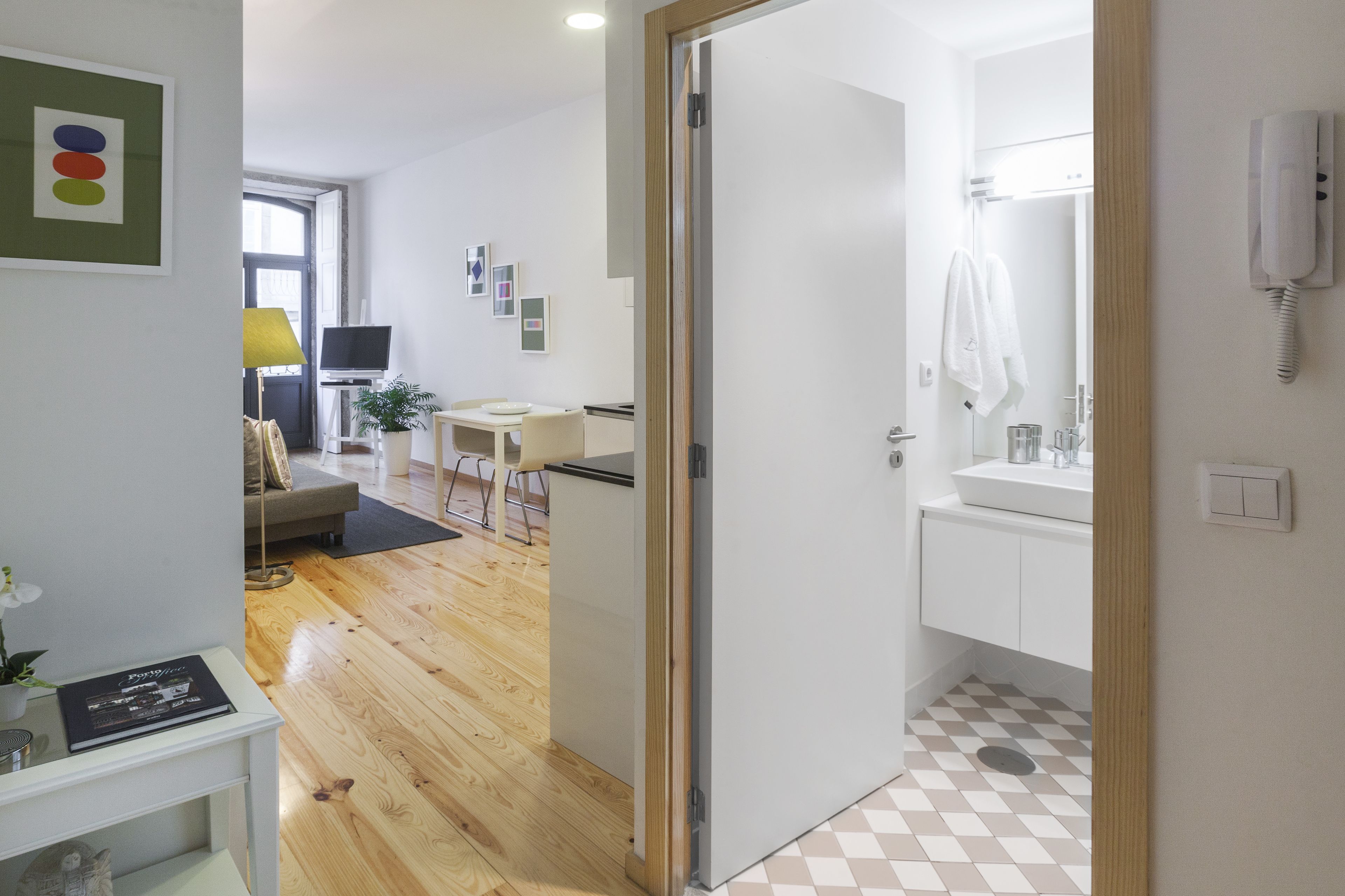 Un appartement moderne comprenant un salon, un coin repas et une cuisine.