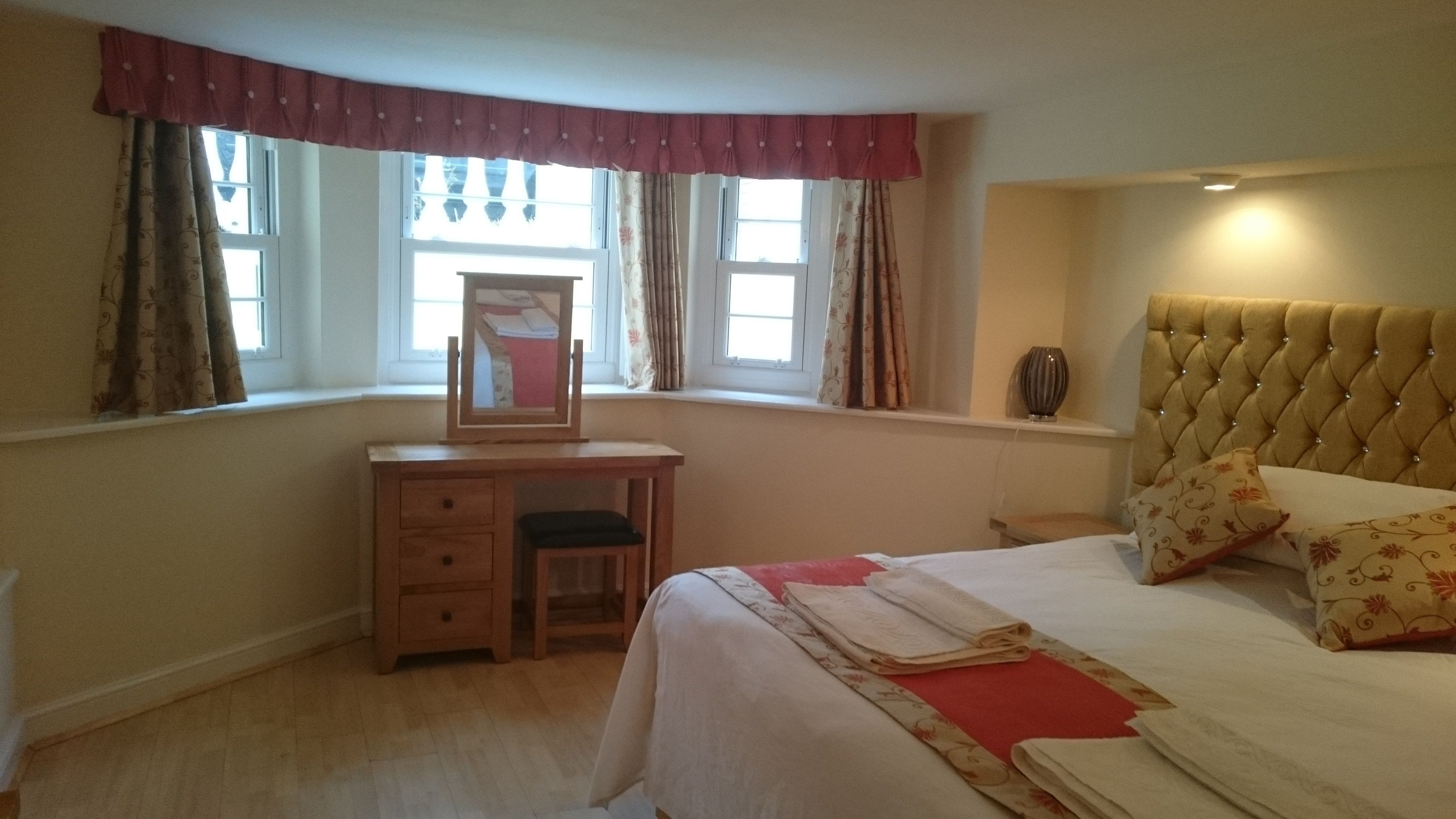 Apartemen Deluks, 1 kamar tidur | 1 kamar tidur, meja kerja, tirai kedap cahaya, dan setrika/meja setrika