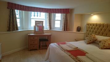 Apartemen Deluks, 1 kamar tidur | 1 kamar tidur, meja kerja, tirai kedap cahaya, dan setrika/meja setrika