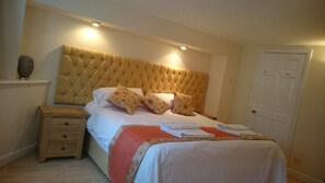 Appartement Deluxe, 1 chambre | 1 chambre, bureau, rideaux occultants, fer et planche Ă repasser