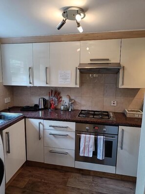 Grand réfrigérateur, micro-ondes, four, plaque de cuisson