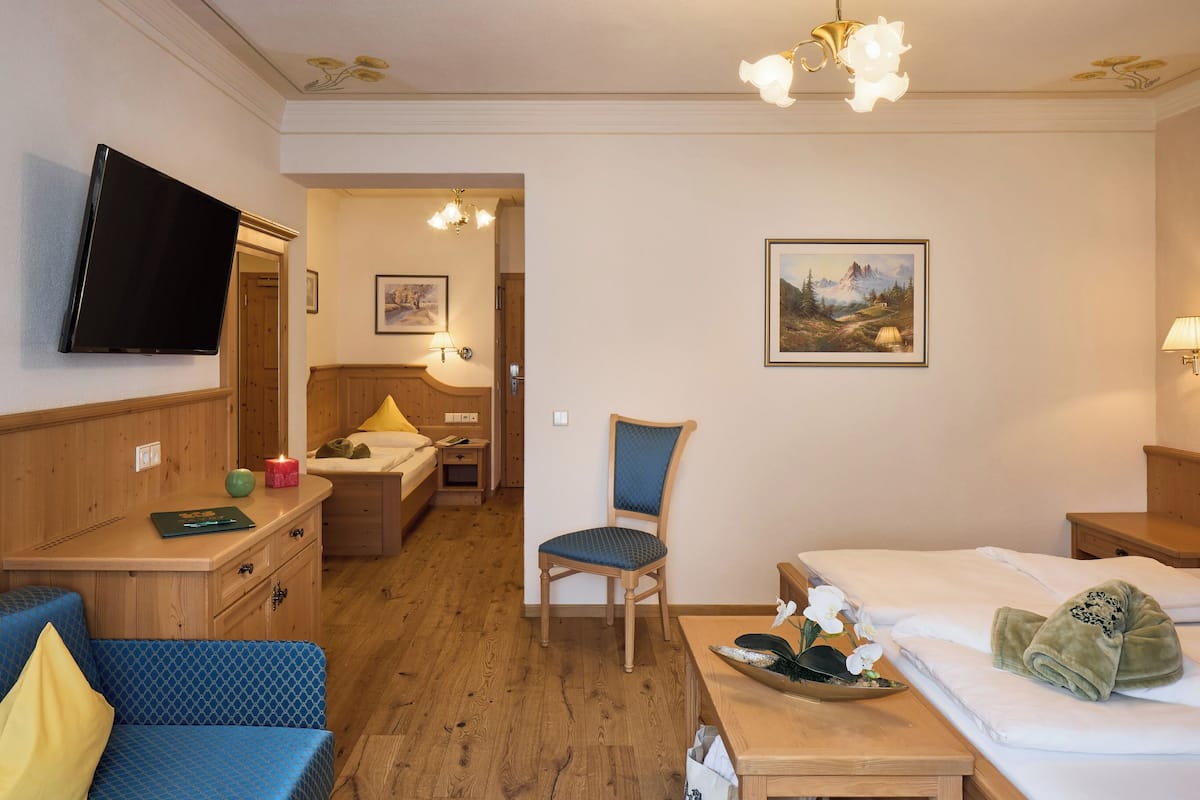 Vierpersoonskamer | Luxe beddengoed, donzen dekbedden, een minibar, een kluis op de kamer