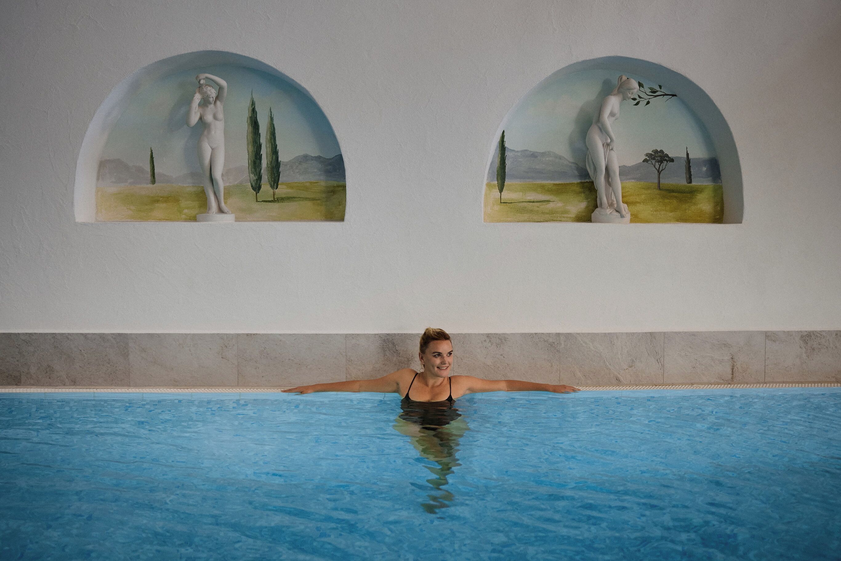 Una piscina cubierta, tumbonas