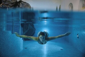 Una piscina cubierta, tumbonas