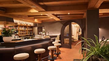 Serviert Mittagessen und Abendessen