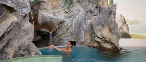Indoor pool, sun loungers