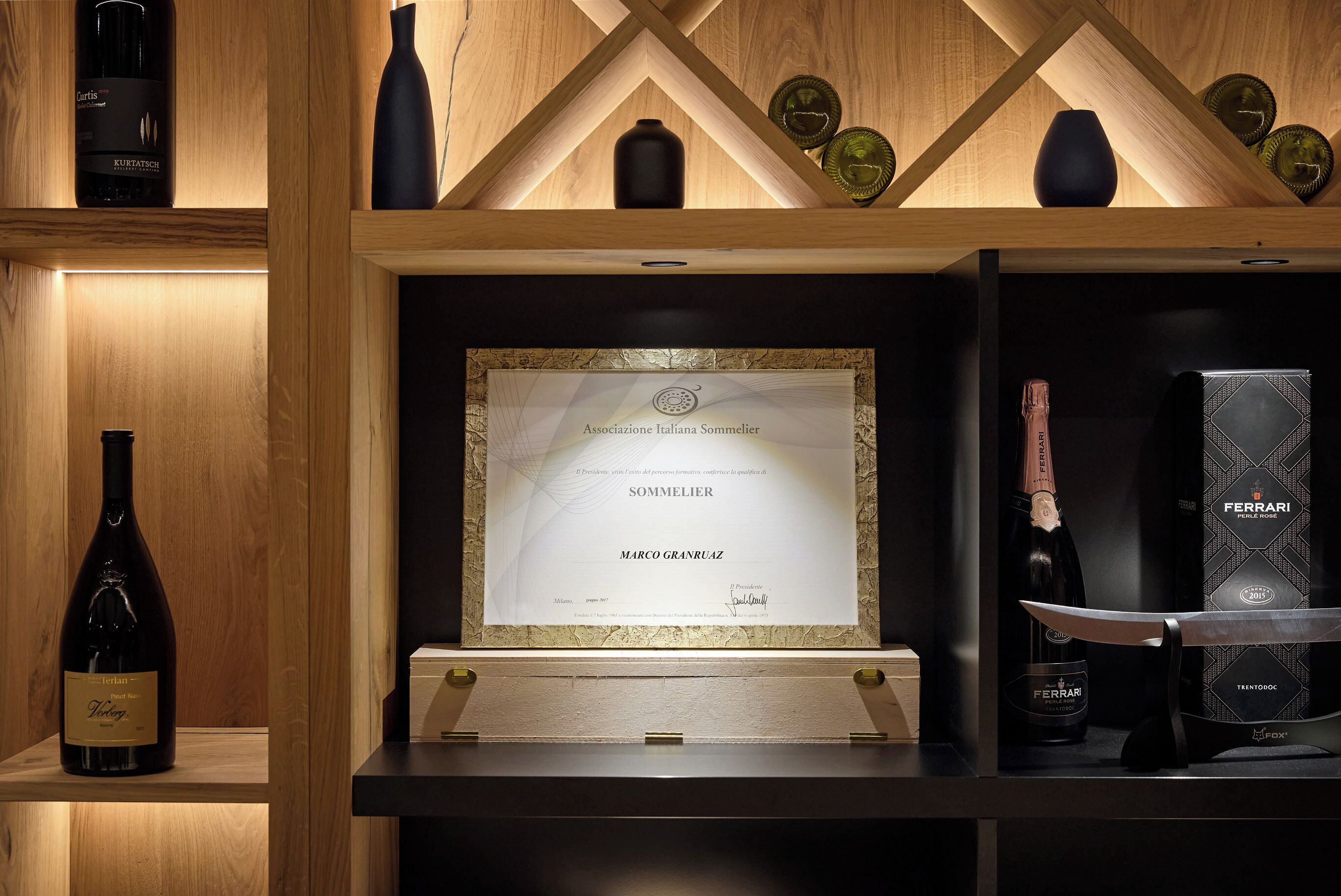 lunch and dinner served, international cuisine