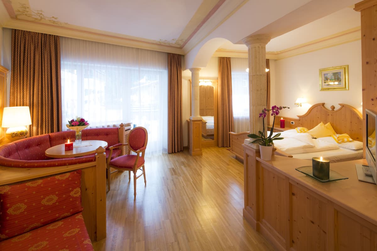 Junior suite | Luxe beddengoed, donzen dekbedden, een minibar, een kluis op de kamer