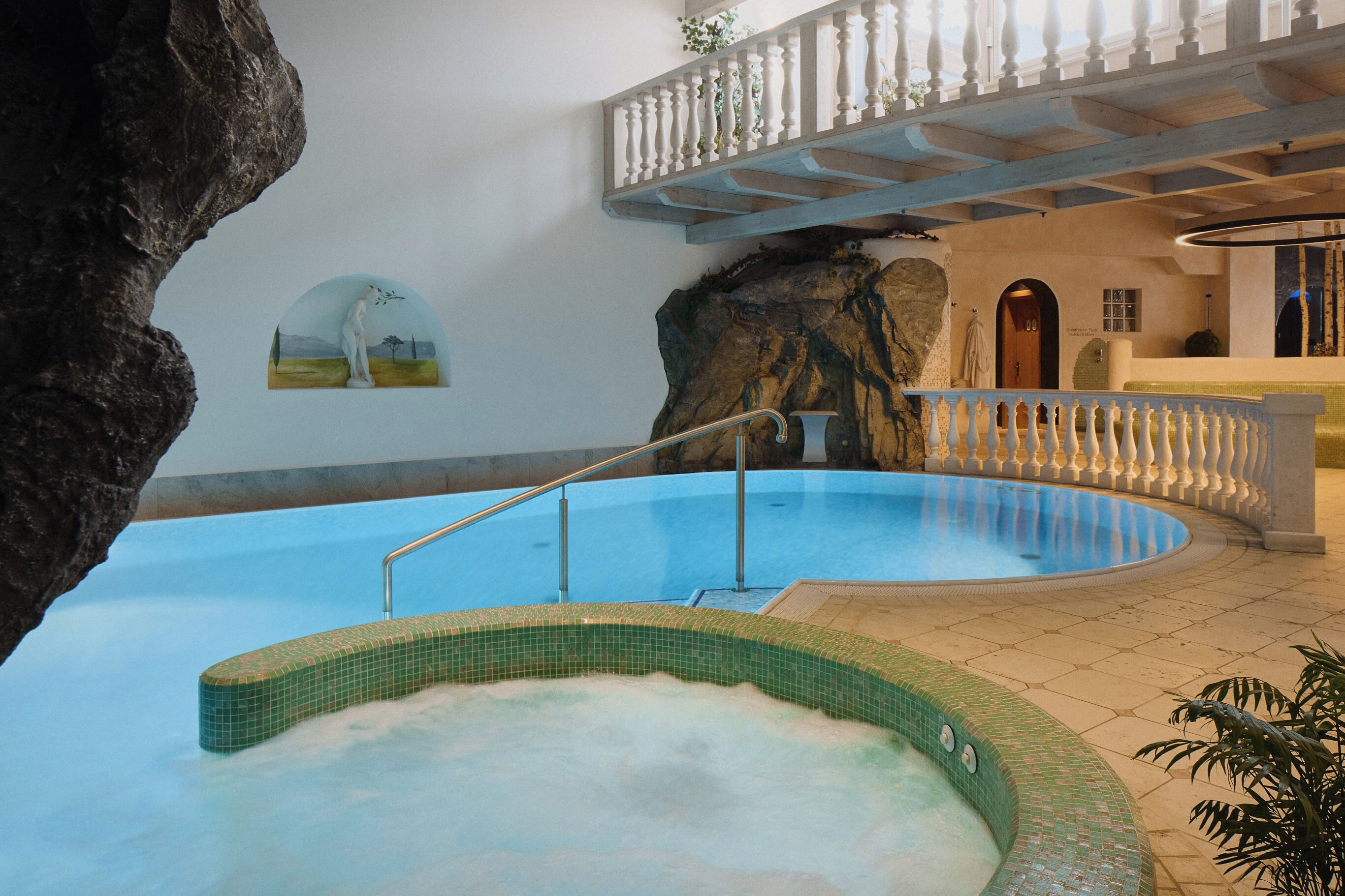 Piscine intérieure, chaises longues