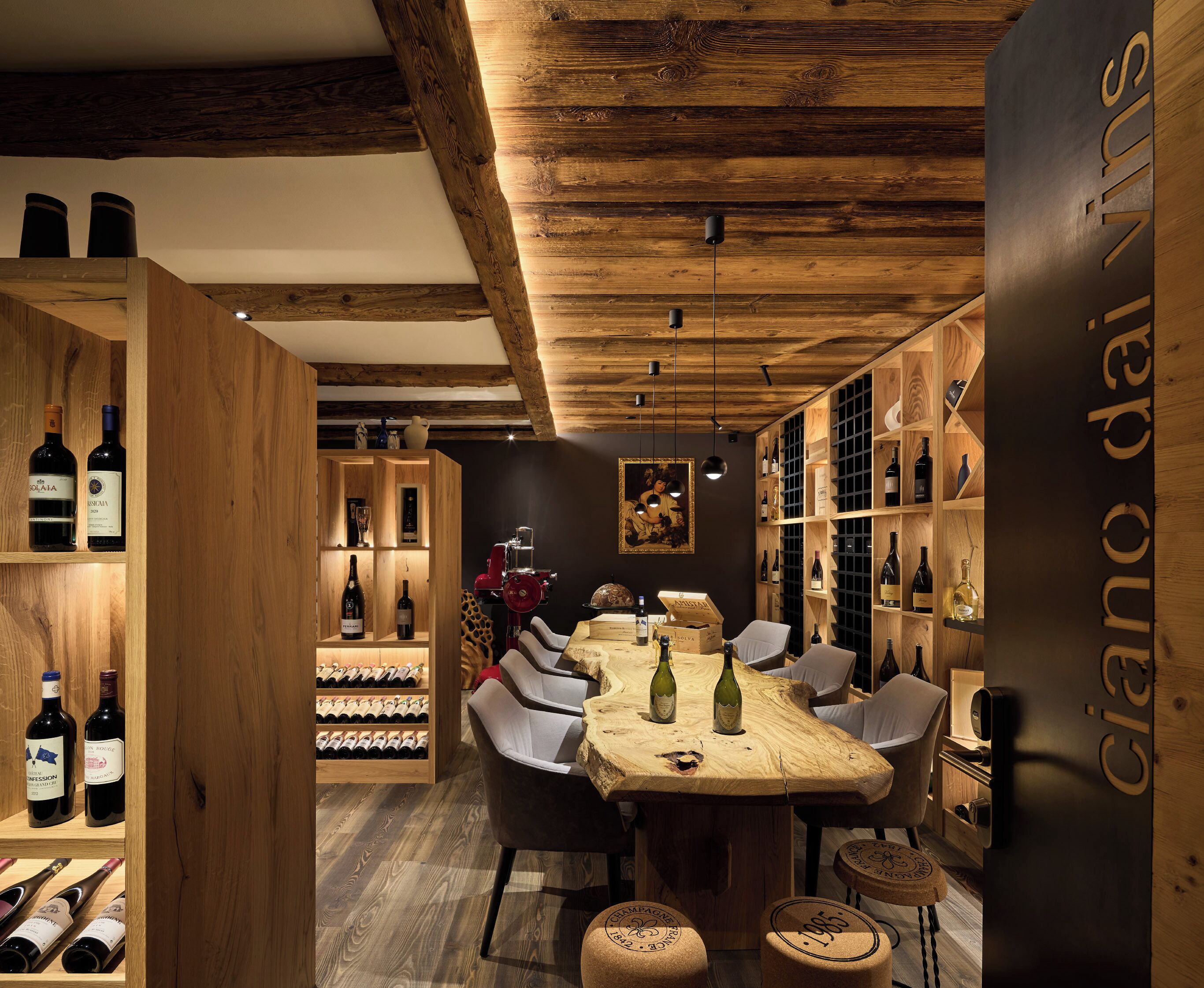 lunch and dinner served, international cuisine