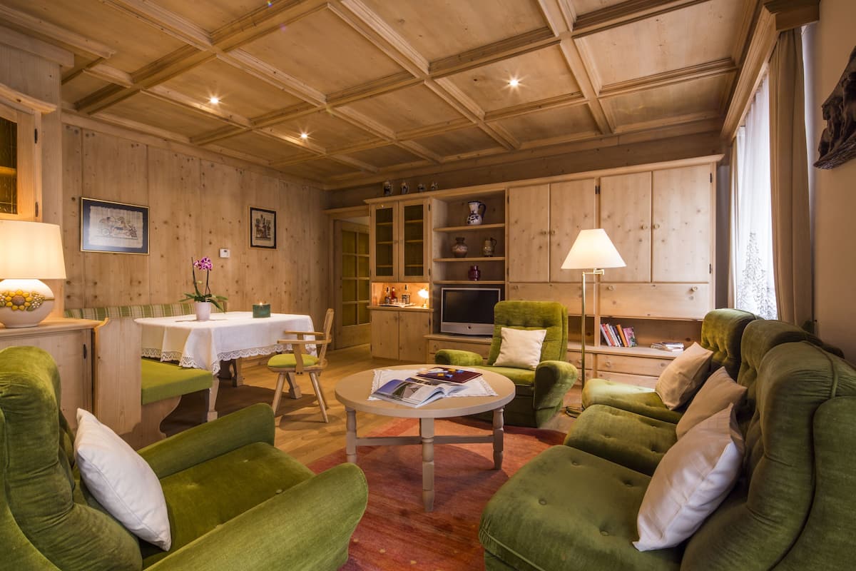 Suite, 2 slaapkamers (up to 6 people) | Woonruimte | Een ledtelevisie