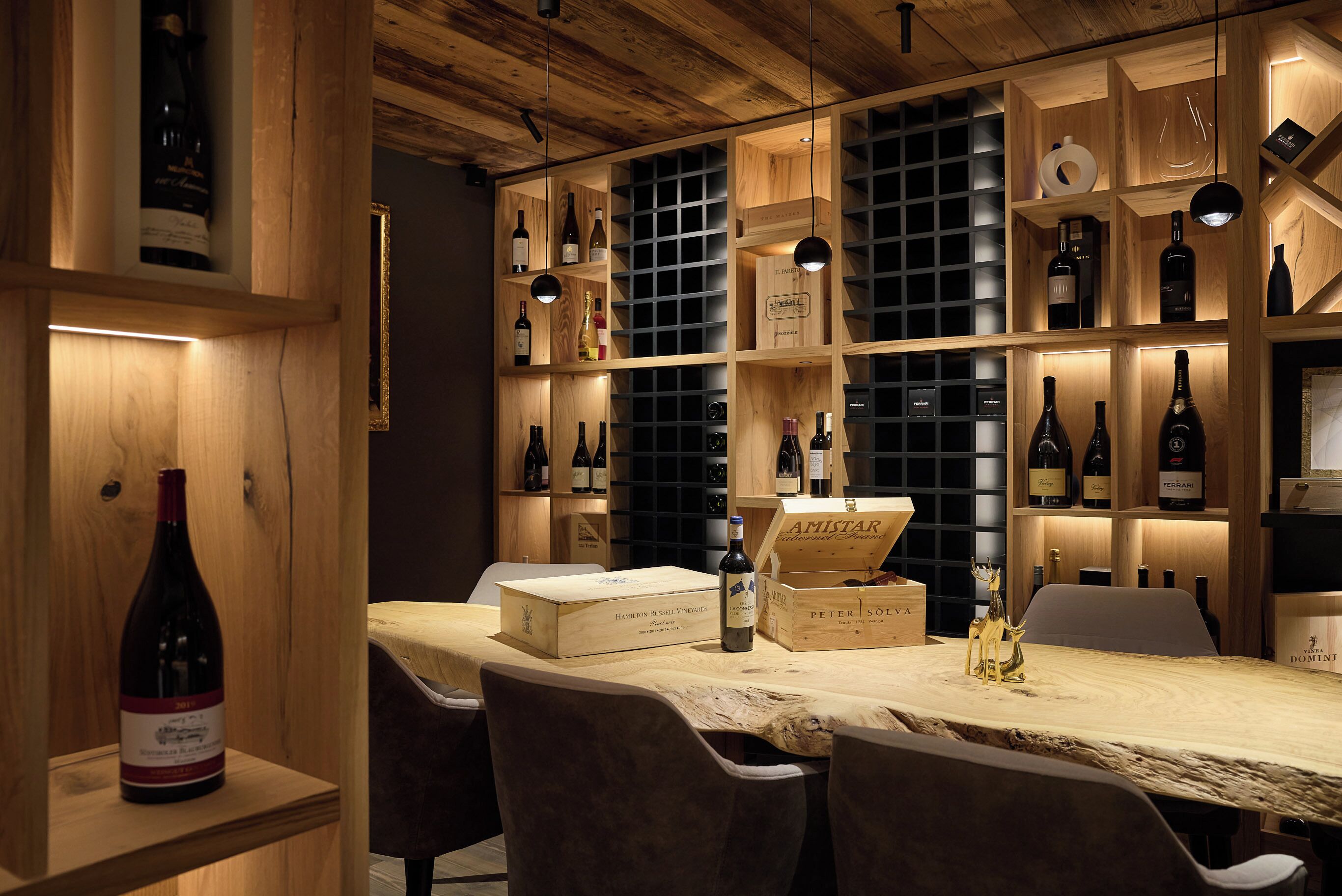 lunch and dinner served, international cuisine