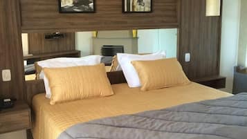 Frigobar, cofres nos quartos, escrivaninha, cortinas blackout