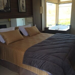 Minibaari, tallelokero huoneessa, työpöytä, pimennysverhot