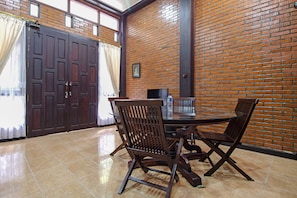 Double Room | Desk, blackout drapes, free WiFi - RedDoorz @ Cilandak Timur (Jakarta)