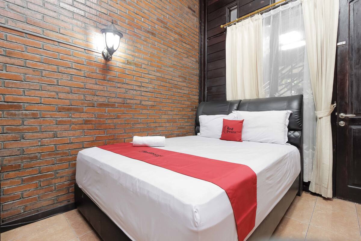 Premium tweepersoonskamer, 1 queensize bed | Een bureau, verduisterende gordijnen, gratis wifi