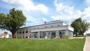 A modern hotel with a flat roof, large windows, and a sign reading "hotel smartino". - Hotel Smartino (Schwäbisch Hall)