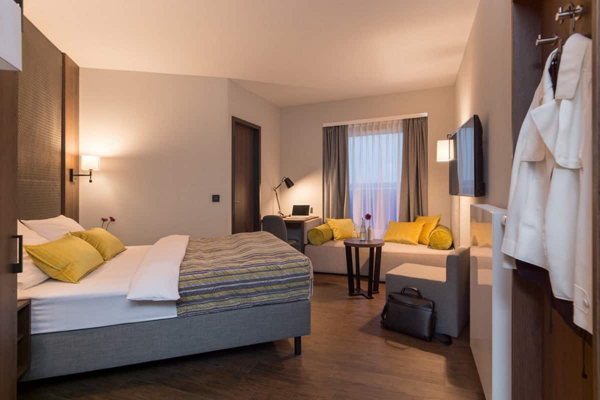 hypo-allergenic bedding, desk, soundproofing, free wifi