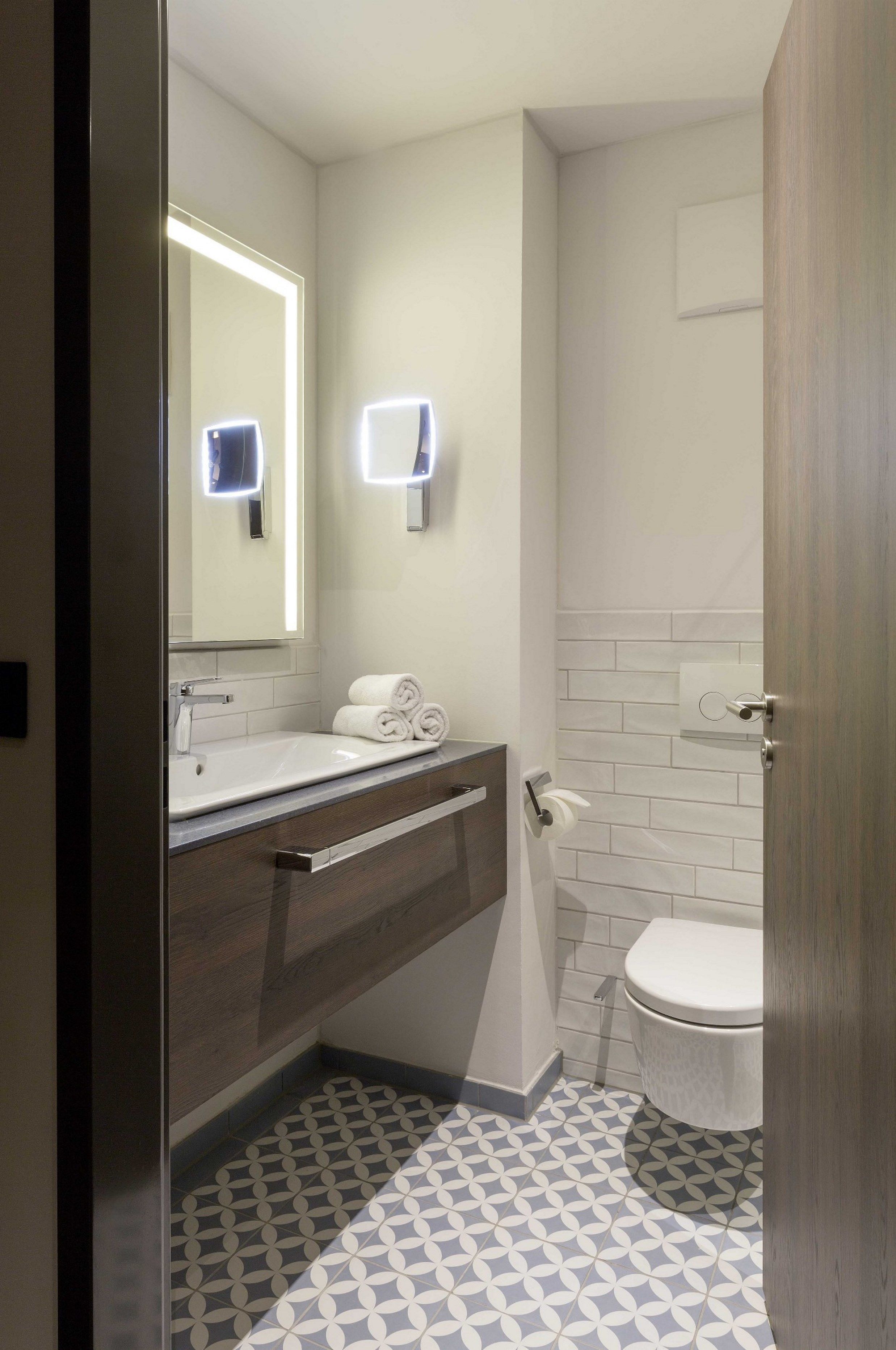 shower, free toiletries, towels