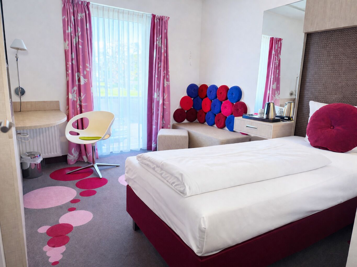 Hypo-allergenic bedding, desk, soundproofing, free WiFi