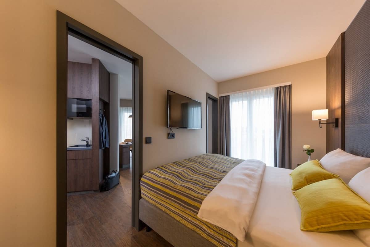 Hypo-allergenic bedding, desk, soundproofing, free WiFi