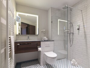 Studio with king bed | Bathroom | Shower, free toiletries, towels
