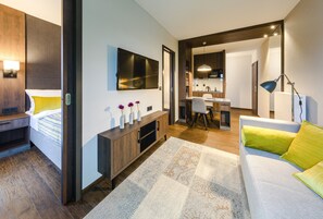 Studio Zimmer mit Kingsize-Bett | Wohnzimmer | Flachbildfernseher