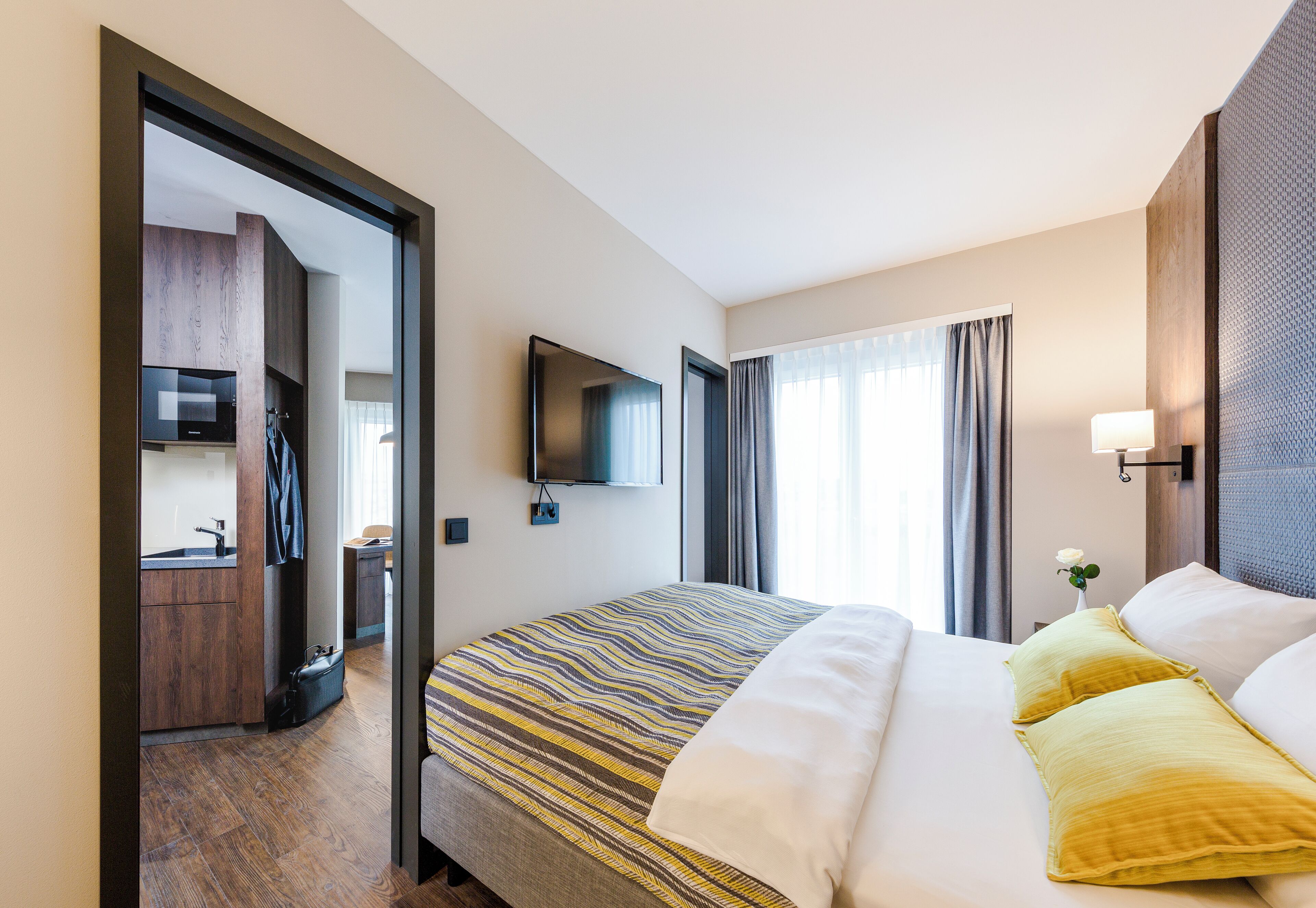 Studio with king bed | Hypo-allergenic bedding, desk, soundproofing, free WiFi