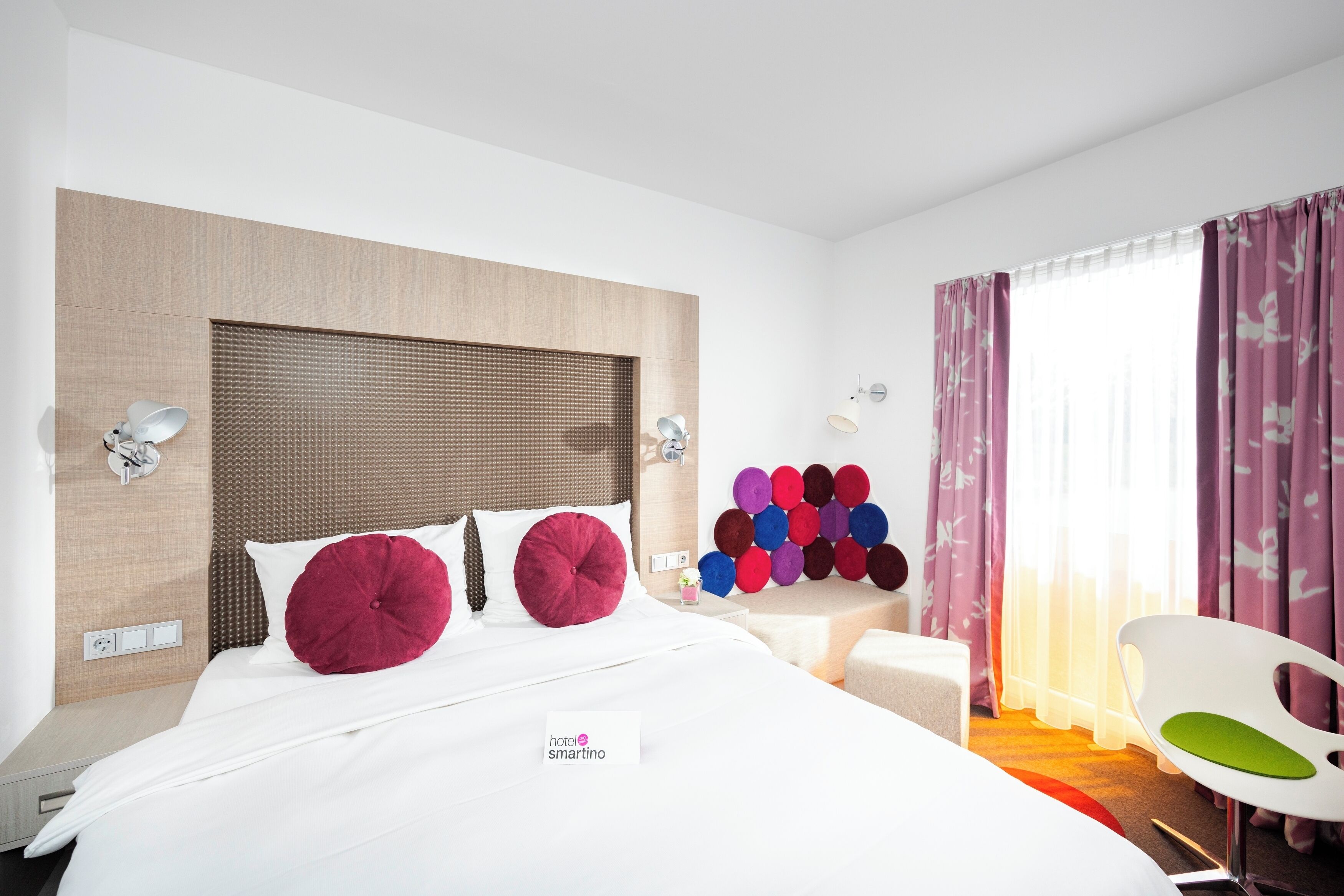 Ropa de cama hipoalergénica, escritorio y sistema de insonorización 