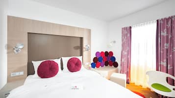 Ropa de cama hipoalergénica, escritorio y sistema de insonorización