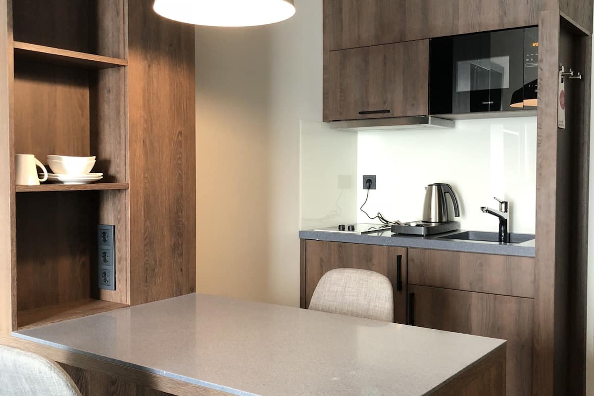 studio with king bed | private kitchenette | coffee/tea maker, electric kettle