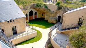 Courtyard - Hôtel Rocaminori (Louresse-Rochemenier)