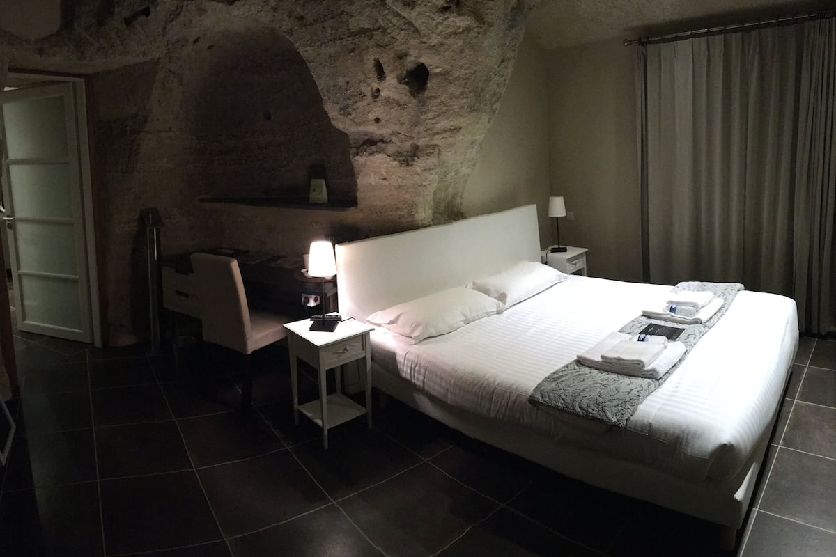 Double Room (Troglodyte) | Individually furnished, desk, free wired Internet, bed sheets