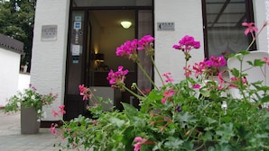 Ein Hotel Eingang mit einem Schild, das "HOTEL Maksimir" zeigt, und einem Schild mit der Aufschrift "ULAZ HOTEL".