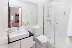 Superior Apartment, 1 Bedroom | Bathroom | Shower, free toiletries, hair dryer, towels - BO - Bolhão Apartments (Porto)