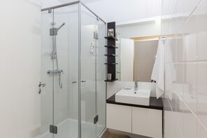 Dusche, kostenlose Toilettenartikel, Haartrockner, Handtücher