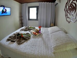 Minibar, free WiFi, bed sheets