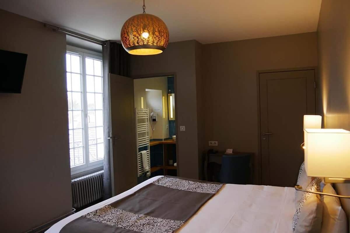 desk, soundproofing, iron/ironing board, free wifi