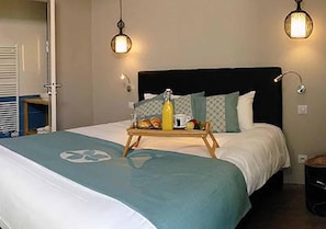 Schreibtisch, schallisolierte Zimmer, Bügeleisen/Bügelbrett