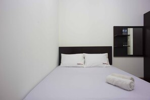 Reddoorz Room | Desk, free WiFi