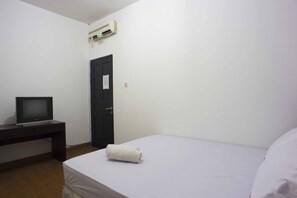 Reddoorz Room | Desk, free WiFi