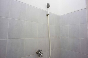 Reddoorz Room | Bathroom | Shower, free toiletries, towels